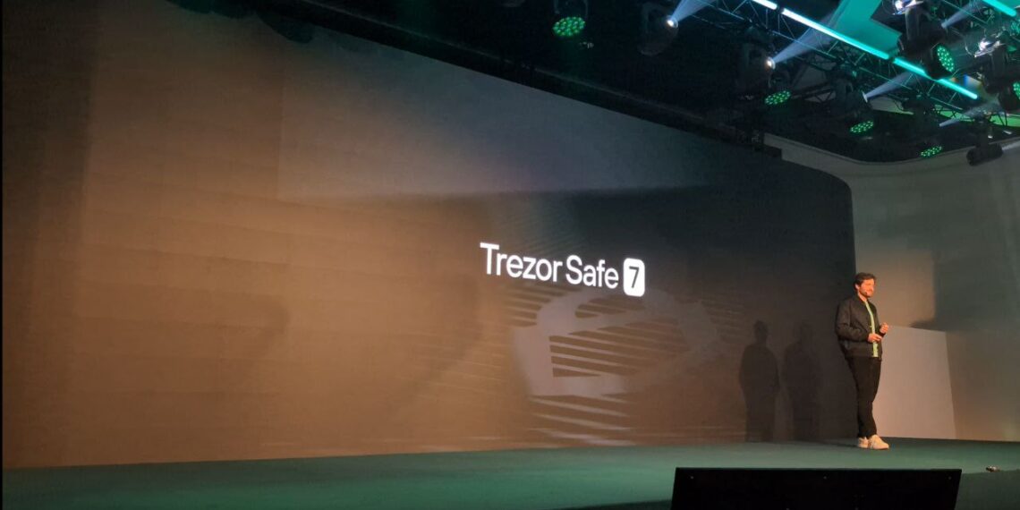 Matej Zak, CEO de Trezor, en un escenario anunciando trezor safe 7.