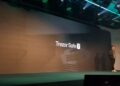 Matej Zak, CEO de Trezor, en un escenario anunciando trezor safe 7.