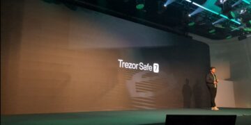 Matej Zak, CEO de Trezor, en un escenario anunciando trezor safe 7.