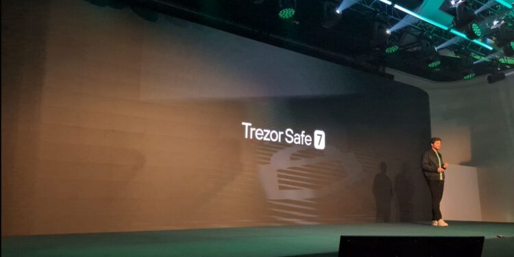 Matej Zak, CEO de Trezor, en un escenario anunciando trezor safe 7.
