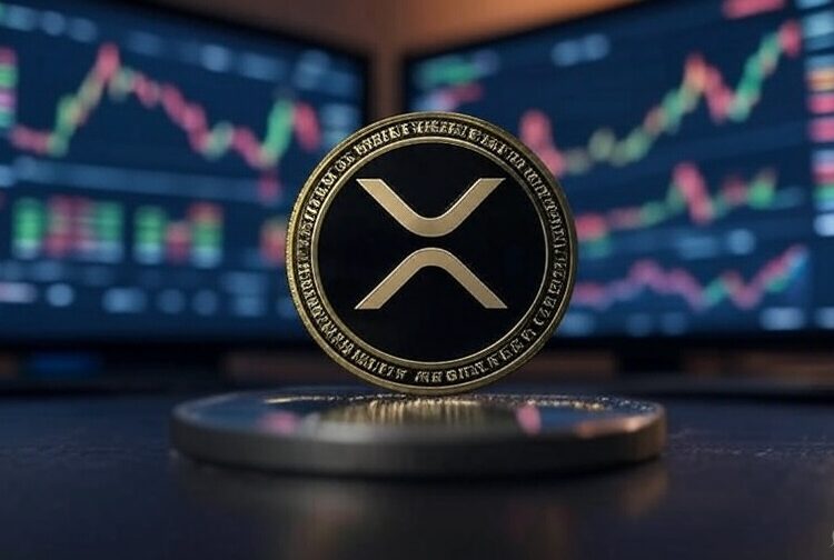 moneda de XRP plateada sobre una mesa con un fondo de dos pantallas con gráficos de precios.
