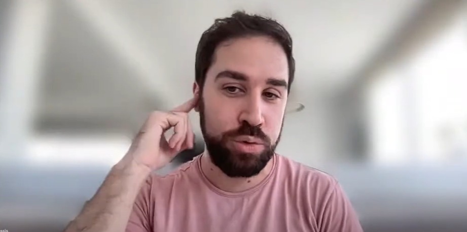 Agustín Kassis, líder de La Crypta, brinda una entrevista