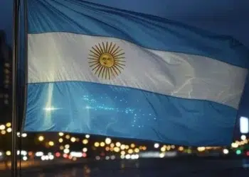 Bandera de Argentina en un paisaje nocturno