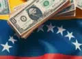 Una bandera de venezuela con muchos dólares de Estados Unidos