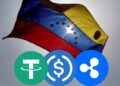 Fotografía de bandera de Venezuela con los logos de las stablecoins USDT, USDC y RLUSD.