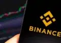 Logo de Binance en la pantalla de un smartphone.