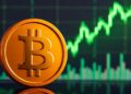 Moneda de bitcoin dorada en primer plano y, en el fondo, un gráfico genérico de precio alcista, en verde, subiendo.