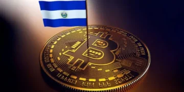 Representación de una moneda de bitcoin en la que está incrustada una bandera de El Salvador