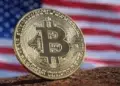 Logo de bitcoin frente a una bandera de Estados Unidos.