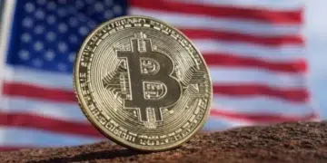 Logo de bitcoin frente a una bandera de Estados Unidos.