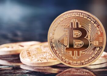 Monedas de bitcoin sobre un escritorio.