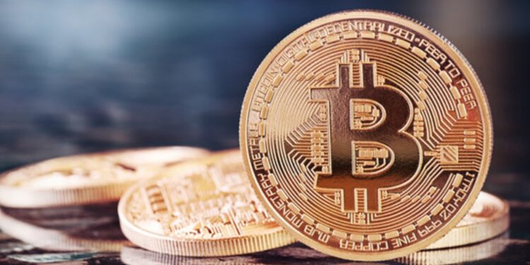 Monedas de bitcoin sobre un escritorio.