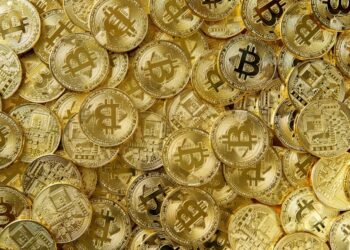 Muchas monedas de bitcoin esparcidas.