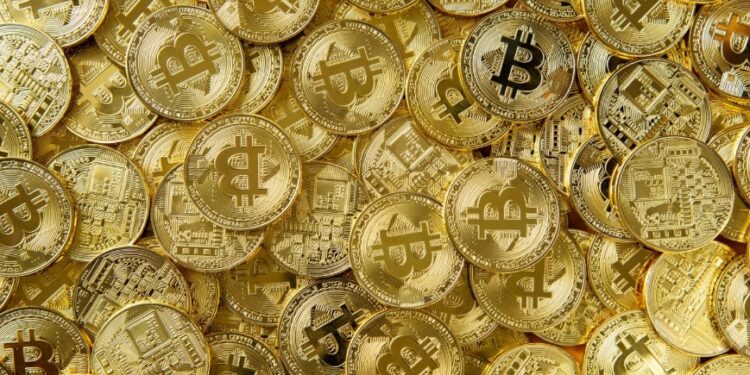 Muchas monedas de bitcoin esparcidas.