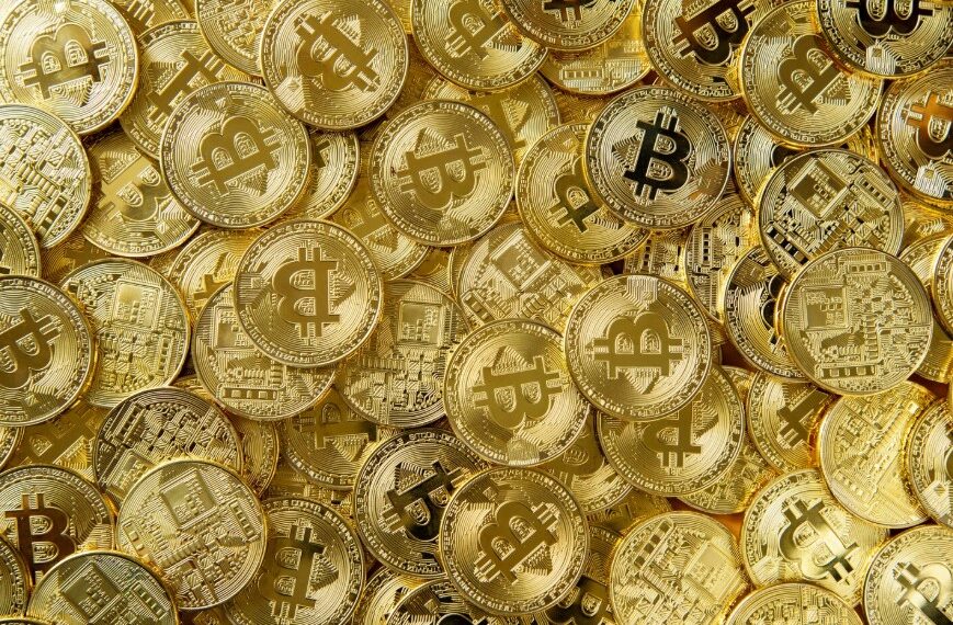 Muchas monedas de bitcoin esparcidas.