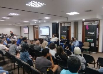 panel de periodistas que cubren bitcoin conversar con estudiantes de la Universidad Católica Andrés Bello