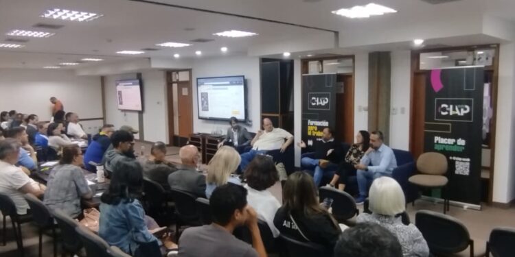 panel de periodistas que cubren bitcoin conversar con estudiantes de la Universidad Católica Andrés Bello
