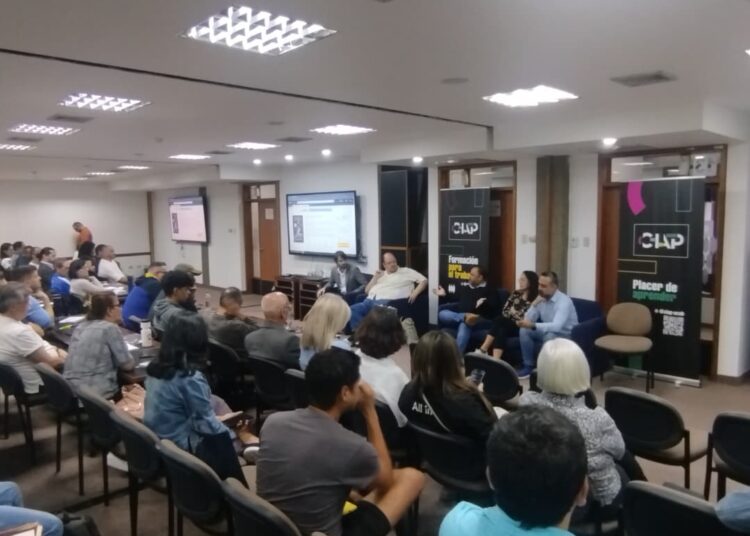 panel de periodistas que cubren bitcoin conversar con estudiantes de la Universidad Católica Andrés Bello