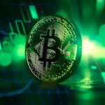 Moneda física de bitcoin dorada con un fondo de gráfico de precio donde el color verde predomina.