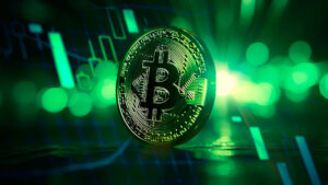 Moneda fรญsica de bitcoin dorada con un fondo de grรกfico de precio donde el color verde predomina.