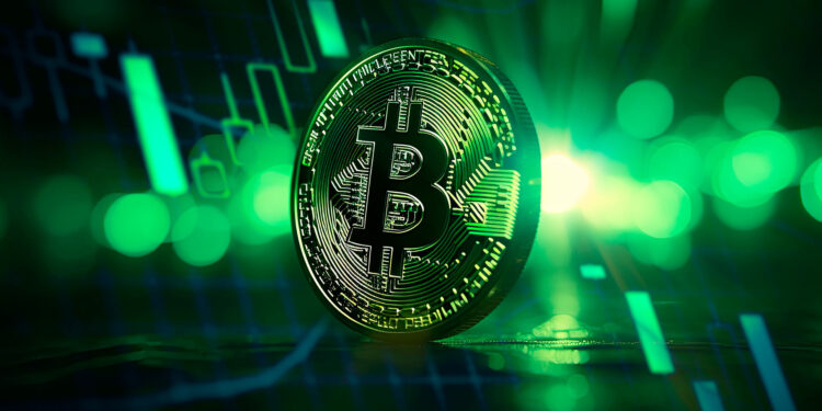 Moneda física de bitcoin dorada con un fondo de gráfico de precio donde el color verde predomina.