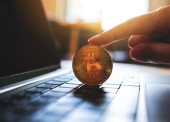 BTC sobre una laptop.