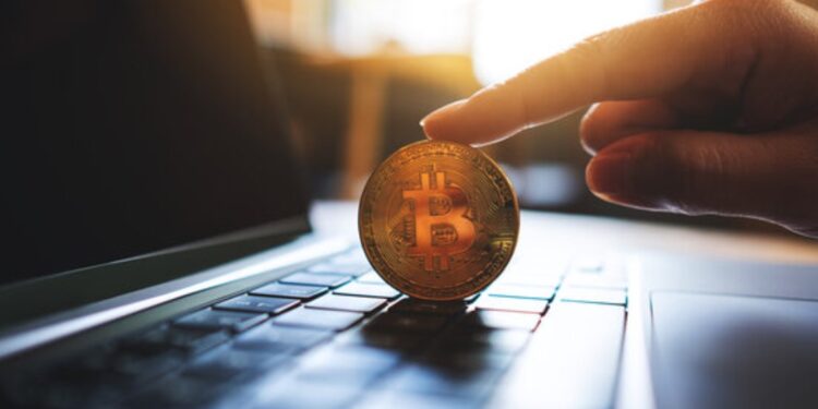 BTC sobre una laptop.