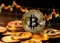 monedas físicas doradas de bitcoin con un gráfico de fondo.