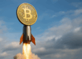 Bitcoin montado en un cohete que despega.