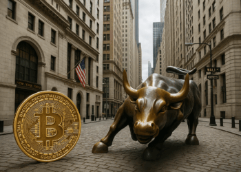 La calle Wall Street, el toro de hierro y una moneda de bitcoin.