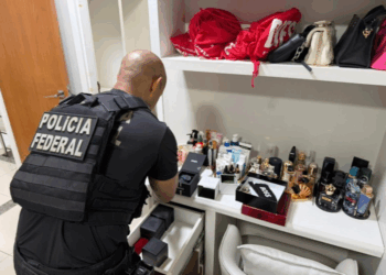 Foto de un policía durante la incautación en Brasil.