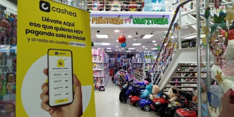 Fotografía de local comercial con un anuncio de Cashea.