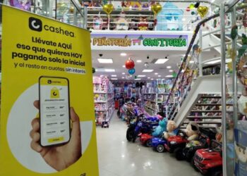 Fotografía de local comercial con un anuncio de Cashea.