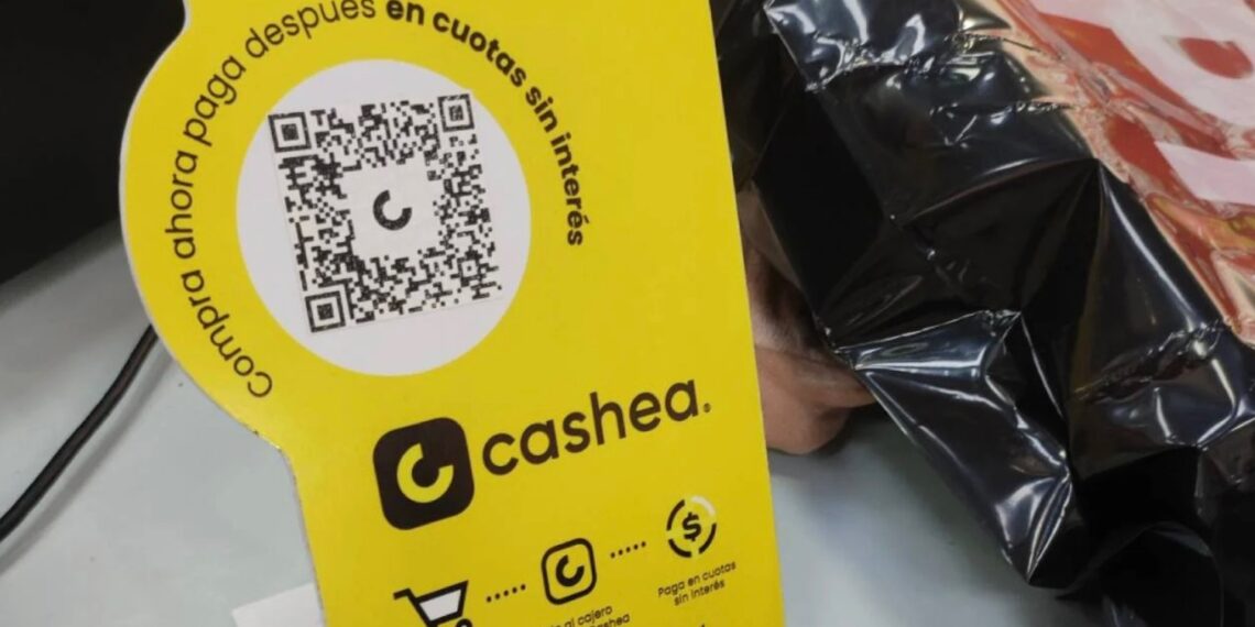 Fotografía de local comercial con un anuncio de Cashea.