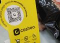 Fotografía de local comercial con un anuncio de Cashea.