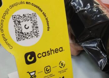Fotografía de local comercial con un anuncio de Cashea.