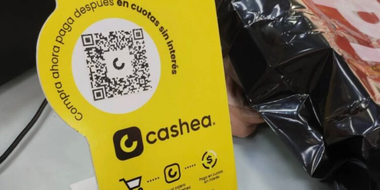 Fotografía de local comercial con un anuncio de Cashea.