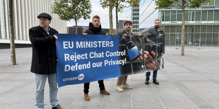 Activistas de CitizenGO se movilizan contra Chat Control. Fuente: CitizenGO.