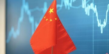 Bandera de China sobre indicadores de mercados.