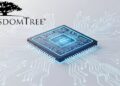 Un chip de computación cuántica junto al logo de WisdomTree.
