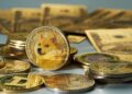 Una moneda física de dogecoin entre muchas monedas y billetes sobre una mesa.