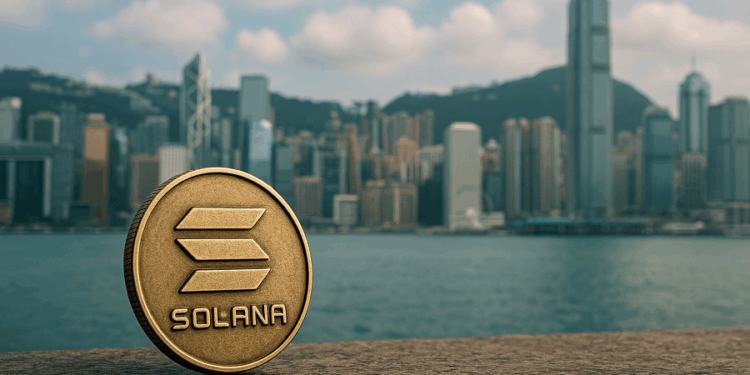 Imagen realista horizontal que muestra una moneda dorada de Solana en primer plano, colocada sobre una superficie de piedra con el puerto de Hong Kong y su icónico skyline al fondo. Se distinguen edificios emblemáticos como el Bank of China Tower y el International Commerce Centre bajo un cielo parcialmente nublado. Ideal para ilustrar la conexión entre criptomonedas y centros financieros asiáticos.