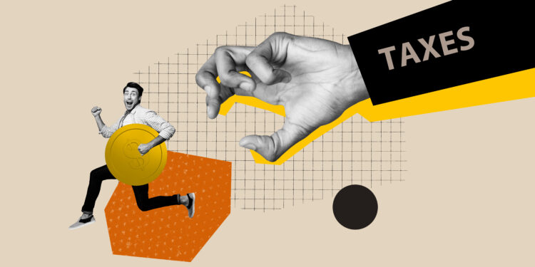 Ilustración conceptual de un hombre corriendo con una moneda de criptomoneda mientras una gran mano con la palabra “Taxes” intenta alcanzarlo