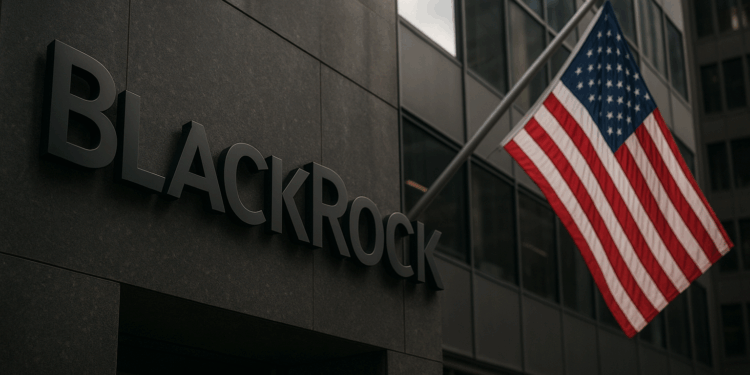 Imagen realista de la sede de BlackRock en Estados Unidos. En primer plano se observa el logotipo metálico de la compañía sobre la fachada de un edificio moderno, con una bandera estadounidense ondeando a la derecha. El entorno urbano refleja un clima financiero y corporativo.