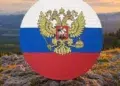 Escudo de Rusia delante de un paisaje rural.