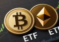 monedas de bitcoin y ethereum doradas sobre un gráfico de precios.
