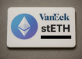 Una placa blanca con el logo de Ethereum y la leyenda "VanEck stETH".