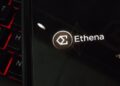 Logo de Ethena en un teléfono sobre un teclado de computadora.