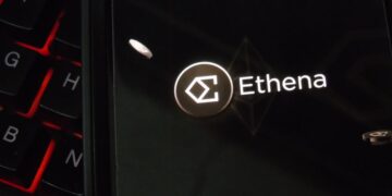 Logo de Ethena en un teléfono sobre un teclado de computadora.