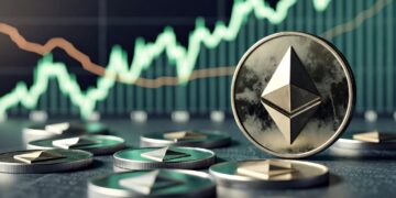Imagen de varias monedas físicas de Ethereum con el logotipo en relieve, dispuestas en primer plano sobre una superficie oscura. Al fondo, un gráfico de líneas en tono verde muestra una tendencia alcista pronunciada.